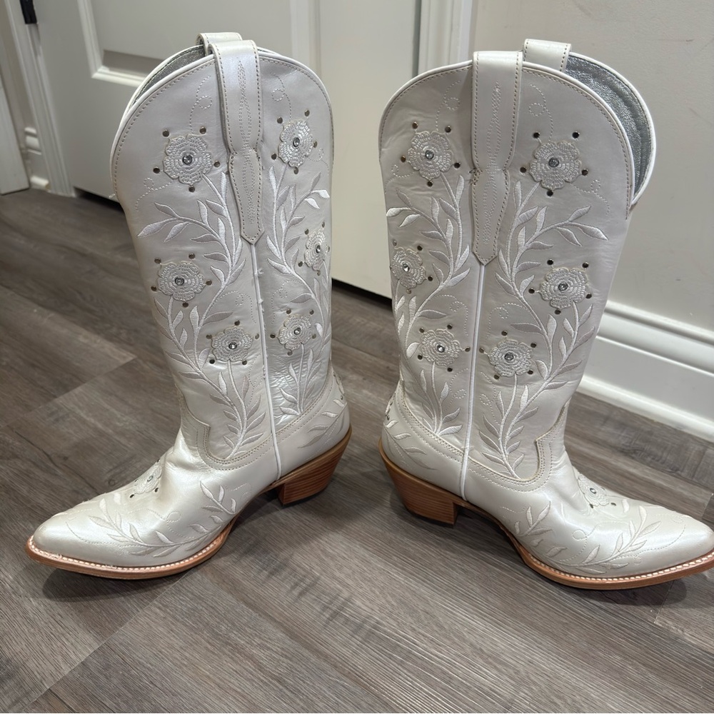 Ariat Romance Leather Flower Studded Western Cowboy Boots in Pearly White - Picture 5 of 10